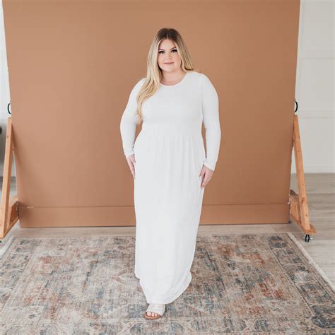 Modest molly - 3x. 54". 46". 44". Stand out in the Raelynn Maxi, featuring an off-white base with bold black florals. The playful short bubble sleeves add a unique touch to the classic square neck. Flattering tiers and ruffle accents create an empire waistline for a flattering silhouette. Look gorgeous today with this maxi!